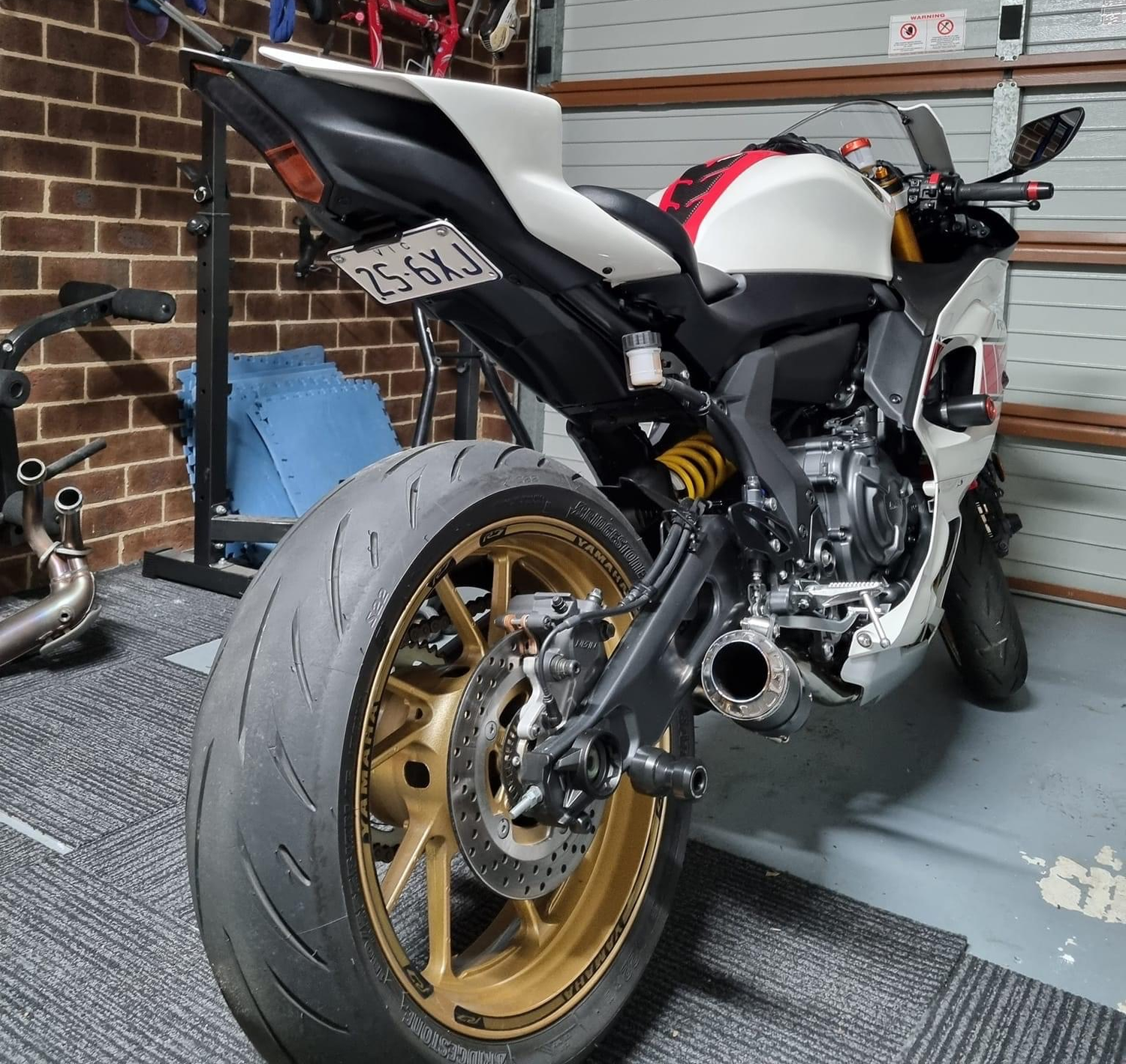 2022+ YZF-R7 TUCKED LICENSE PLATE MOUNT Customer Feature Tail Tidy